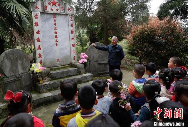 安徽铜陵：耄耋老人坚守初心守护英烈三十余载